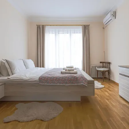 Charming Light-filled 2br Near Park And Ndk *