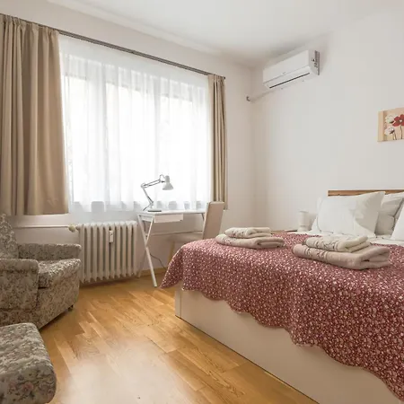 Charming Light-filled 2br Near Park And Ndk *