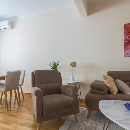 Charming Light-filled 2br Near Park And Ndk