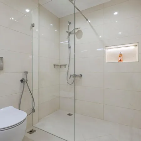 Charming Light-filled 2br Near Park And Ndk