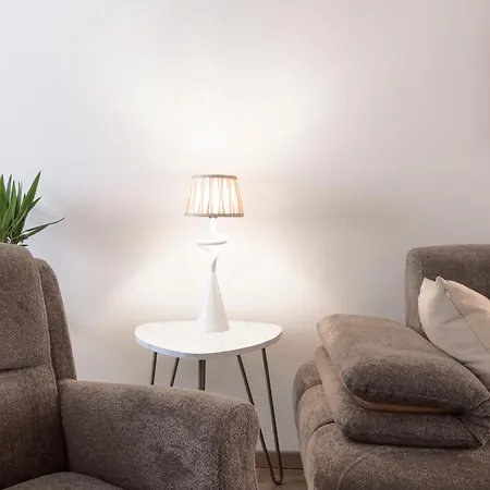 Charming Light-filled 2br Near Park And Ndk