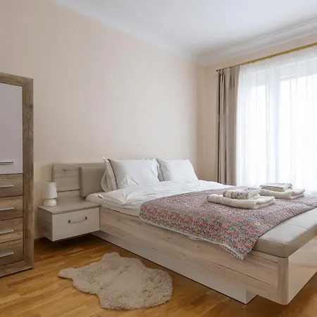 Charming Light-filled 2br Near Park And Ndk